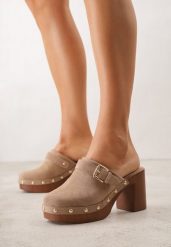 Ciemnobeżowe Klapki na Słupku w Stylu Chodaków z Klamrami i Nitami Semelaia. Brązowe klapki damskie Renee, z aplikacjami, boho, bez obcasa, na obcasie, bez zapięcia. Za 149.99 zł.