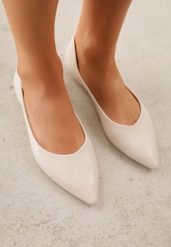 Jasnobeżowe Eleganckie Eleganckie Balerinki z Noskiem w Szpic Abssis. Brązowe balerinki damskie Born2be, bez wzorów, z jeansu, biznesowe, bez obcasa, bez zapięcia. Za 59.99 zł.