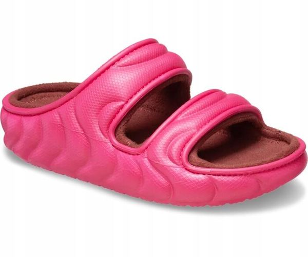 Klapki Dla Dorosłych Crocs Classic Cozzy Overpuff. Czerwone klapki damskie Crocs, bez wzorów, z materiału, bez obcasa, bez zapięcia. Za 202.99 zł.