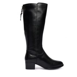Kozaki Tamaris. Czarne kozaki damskie Tamaris, bez wzorów, bez obcasa, na słupku, bez zapięcia. Za 549.99 zł.