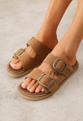 Ciemnobrązowe Klapki VICES z Dwoma Paskami i Metalicznymi Klamrami Kaliniassi. Brązowe klapki damskie Born2be, na lato, z aplikacjami, z materiału, z otwartym noskiem, bez obcasa, na płaskiej podeszwie, bez zapięcia. Za 99.99 zł.