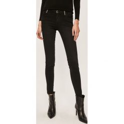 Guess Jeans - Jeansy Ultra Curve. Czarne jeansy damskie Guess Jeans, z aplikacjami, z bawełny. Za 589.90 zł.