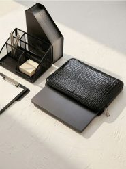 Torba na laptopa z imitacji skóry - czarny. Czarne torby na laptopa damskie Sinsay, bez wzorów, ze skóry. Za 25.99 zł.