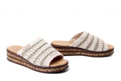 RIEKER 629X8-60 beige, klapki damskie. Brązowe klapki damskie Rieker, na lato, bez wzorów, bez obcasa, bez zapięcia. Za 319.90 zł.