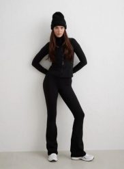 Damskie legginsy ocieplane rozszerzane długie czarne. Czarne legginsy damskie Aim'n, bez wzorów, z elastanu. Za 351.00 zł.