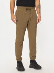 Under Armour Spodnie dresowe UA Vibe Woven 1386557 Brązowy Regular Fit. Brązowe spodnie sportowe męskie Under Armour, m, bez wzorów, z dresówki. Za 169.99 zł.