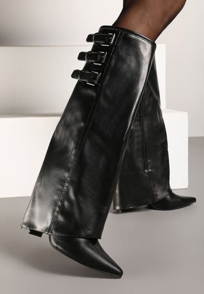 Czarne Kozaki na Słupku z Wywiniętą Cholewką Klamrami i Paskami Renniel. Czarne kozaki damskie Renee, bez wzorów, z jeansu, bez obcasa, na obcasie, bez zapięcia. Za 179.99 zł.