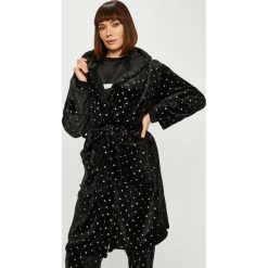 Answear - Szlafrok. Czarne szlafroki damskie ANSWEAR, xl, bez wzorów, z materiału, bez ramiączek, z kapturem. W wyprzedaży za 99.90 zł.