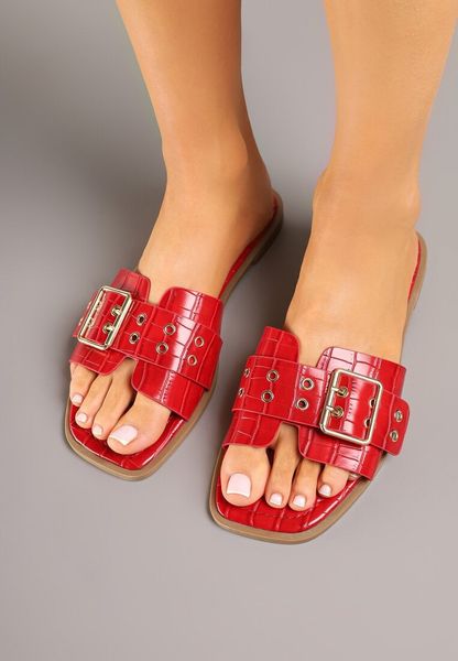 Czerwone Klapki Ozdobione Paskiem z Klamrą i Nitami Novira. Czerwone klapki damskie Born2be, na lato, bez wzorów, klasyczne, bez obcasa, na płaskiej podeszwie, bez zapięcia. Za 69.99 zł.