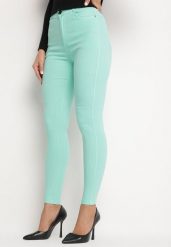 Miętowe Dopasowane Jeansy z Bawełną i Wysokim Stanem Valrievia. Zielone jeansy damskie Born2be, z aplikacjami, z bawełny, eleganckie, z podwyższonym stanem. Za 59.99 zł.