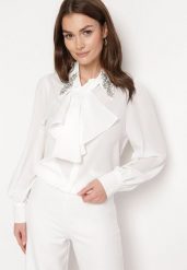 Biała Koszula z Falbanką i Ozdobnymi Broszkami z Cyrkoniami Ophiriel. Białe koszule damskie Born2be, m, bez wzorów, bez kołnierzyka, bez ramiączek. Za 129.99 zł.