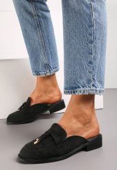 Czarne Klapki z Ekozamszu z Metalową Zawieszką i Ozdobnym Paskiem Quilra. Czarne klapki damskie Renee, na lato, z aplikacjami, eleganckie, bez obcasa, na płaskiej podeszwie, bez zapięcia. W wyprzedaży za 89.99 zł.