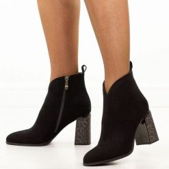 Czarne zamszowe skórzane botki damskie na słupku Giano Fabiani 9210. Czarne botki damskie Gino Fabiani, na jesień, bez wzorów, ze skóry, eleganckie, bez obcasa, na słupku, bez zapięcia. W wyprzedaży za 319.20 zł.