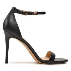 Sandały Guess. Czarne sandały damskie Guess, z aplikacjami, bez obcasa, na szpilce, bez zapięcia. Za 609.99 zł.