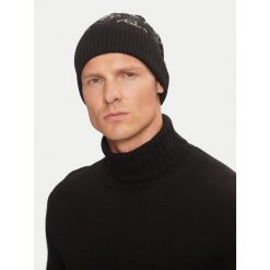 Czapka Guess. Czarne czapki męskie Guess, na zimę, z aplikacjami. Za 199.99 zł.