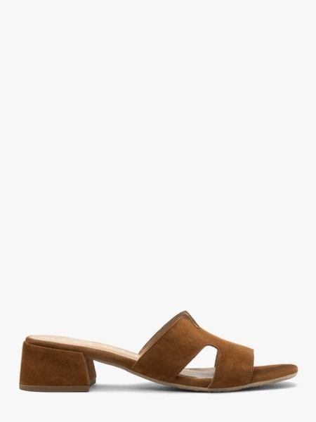 Jasnobrązowe klapki damskie na niewielkim obcasie. Brązowe klapki damskie Ryłko, bez wzorów, ze skóry, eleganckie, bez obcasa, bez zapięcia. W wyprzedaży za 229.99 zł.