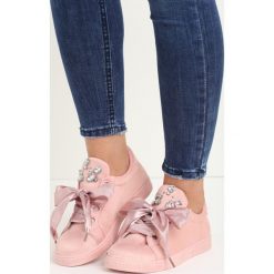 Różowe Buty Sportowe Lovers Embrace. Czerwone obuwie sportowe damskie Born2be, z aplikacjami, z satyny, bez zapięcia. Za 29.99 zł.