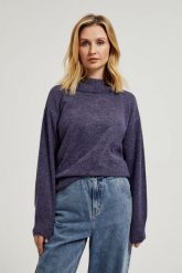 Sweter z golfem i długimi rękawami fioletowy. Fioletowe swetry nierozpinane damskie MOODO, l, bez wzorów, z elastanu, bez kołnierzyka, bez ramiączek. W wyprzedaży za 47.99 zł.