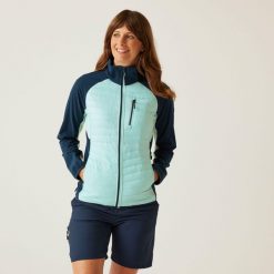 Kurtka turystyczna hybrydowa damska Pro Hybrid. Niebieskie kurtki sportowe damskie Regatta, bez wzorów, z materiału, bez ramiączek, bez kaptura, trekkingowe. W wyprzedaży za 329.99 zł.