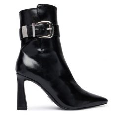 Botki Steve Madden. Czarne botki damskie Steve Madden, bez wzorów, bez obcasa, na słupku, bez zapięcia. Za 549.99 zł.