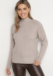 Beżowy Sweter Golf z Ozdobnym Tłoczeniem Zakończony Ściągaczem Melodiea. Brązowe swetry nierozpinane damskie Born2be, na zimę, bez wzorów, bez kołnierzyka, bez ramiączek. Za 89.99 zł.