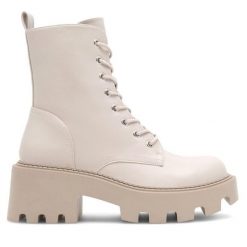 Botki DeeZee. Botki damskie DeeZee, bez wzorów, bez obcasa, na słupku, bez zapięcia. Za 125.99 zł.