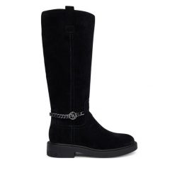 Kozaki Guess. Czarne kozaki damskie Guess, z aplikacjami, bez obcasa, na płaskiej podeszwie, bez zapięcia. Za 899.99 zł.