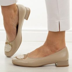 Beżowe czółenka damskie M.Daszyński Sa268-8. Brązowe czółenka damskie M.Daszyński, na jesień, z aplikacjami, ze skóry, biznesowe, bez obcasa, na obcasie, bez zapięcia. Za 189.00 zł.