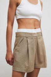 Eleganckie szorty z lnem w kolorze TAUPE - ORIO-XS. Białe szorty damskie Marsala, bez wzorów, z bawełny, eleganckie. Za 319.90 zł.