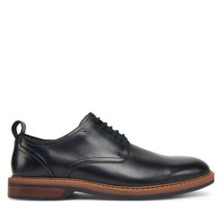 Półbuty Clarks. Czarne buty wizytowe męskie Clarks, bez wzorów, bez obcasa, bez zapięcia. Za 389.99 zł.
