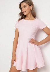 Różowa Rozkloszowana Sukienka z Krótkim Rękawem i Ozdobnymi Przeszyciami Meporea. Czerwone sukienki damskie Born2be, na co dzień, l, bez wzorów, eleganckie, bez kołnierzyka, bez ramiączek, mini, rozkloszowane. Za 79.99 zł.
