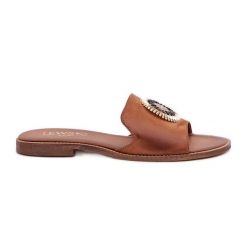 Lewski Shoes Skórzane Klapki Z Ozdobą Na Płaskim Obcasie Lewski 3047/O Camel brązowe. Brązowe klapki damskie na lato, z aplikacjami, ze skóry, casualowe, bez obcasa, na płaskiej podeszwie, bez zapięcia. Za 432.39 zł.