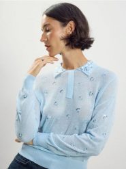 Sweter z aplikacjami - jasnoniebieski. Niebieskie swetry nierozpinane damskie Reserved, l, z aplikacjami, z dzianiny, bez kołnierzyka, bez ramiączek. Za 199.99 zł.