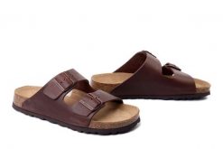 DR. BRINKMANN 600176-02 braun, klapki damskie. Brązowe klapki damskie Dr. Brinkmann, bez wzorów, ze skóry, bez obcasa, bez zapięcia. Za 246.42 zł.