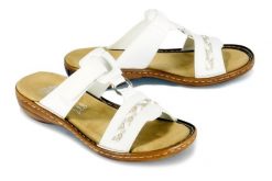 RIEKER 60888-80 weiss, klapki damskie. Białe klapki damskie Rieker, na lato, bez wzorów, bez obcasa, na koturnie, bez zapięcia. Za 289.90 zł.