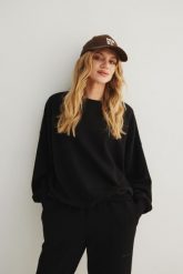 Bluza damska o kroju regular fit w kolorze TOTALLY BLACK- PHENIX-UNI. Czarne bluzy damskie Marsala, uniwersalny, bez wzorów, z bawełny, bez ramiączek, bez kaptura. Za 279.90 zł.