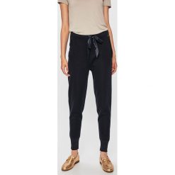 Scotch & Soda - Spodnie. Niebieskie spodnie materiałowe damskie Scotch & Soda, bez wzorów, z dzianiny, casualowe. Za 549.90 zł.