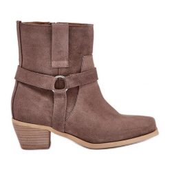 Botki Z Naturalnego Zamszu Na Obcasie Zazoo 3444/2 Brązowe. Brązowe botki damskie z aplikacjami, eleganckie, bez obcasa, na obcasie, bez zapięcia. Za 655.57 zł.