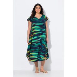 Damskie Sukienka midi krój trapezowy dekolt w szpic rękaw 1/2. Niebieskie sukienki damskie Ulla Popken, plus size, bez wzorów, z materiału, sportowe, bez kołnierzyka, plus size, bez ramiączek, midi, sportowe. Za 279.99 zł.