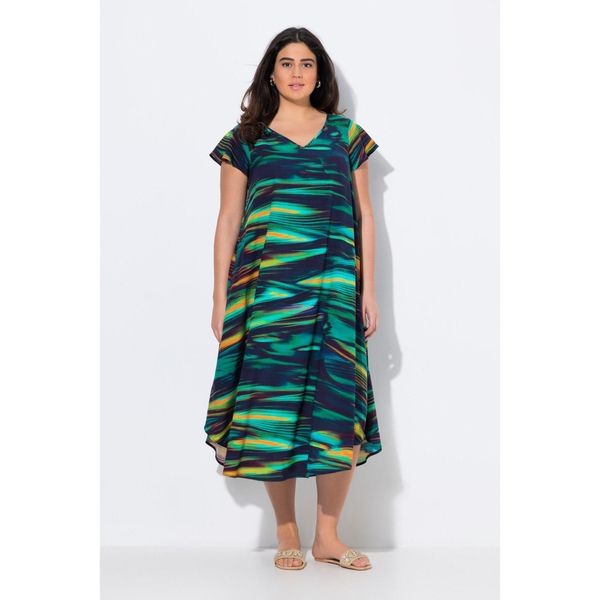 Damskie Sukienka midi krój trapezowy dekolt w szpic rękaw 1/2. Niebieskie sukienki damskie Ulla Popken, plus size, bez wzorów, z materiału, sportowe, bez kołnierzyka, plus size, bez ramiączek, midi, sportowe. Za 279.99 zł.