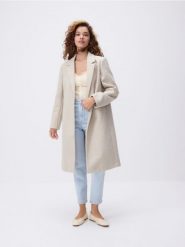 Klasyczny płaszcz - kremowy. Białe płaszcze damskie Reserved, l, bez wzorów, z tkaniny, klasyczne, bez kołnierzyka, bez kaptura. W wyprzedaży za 99.99 zł.