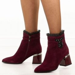 Bordowe zamszowe skórzane botki damskie na słupku DiA 52-127. Czerwone botki damskie DiA, na jesień, bez wzorów, z jeansu, eleganckie, bez obcasa, na obcasie, bez zapięcia. W wyprzedaży za 399.20 zł.
