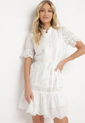 Biała Bawełniana Ażurowa Sukienka w Stylu Boho z Falbanką i Paskiem Nelisse. Białe sukienki damskie Born2be, na lato, l, w ażurowe wzory, z bawełny, boho, bez kołnierzyka, bez ramiączek, midi, kopertowe. Za 169.99 zł.