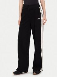 Guess Spodnie dresowe V5BB16 KCX52 Czarny Wide Leg. Czarne spodnie dresowe damskie Guess, z aplikacjami, z dresówki. Za 349.99 zł.