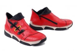 RIEKER 45983-33 red, botki damskie. Czerwone botki damskie Rieker, bez wzorów, bez obcasa, bez zapięcia. Za 297.42 zł.