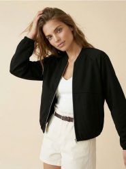 Bluza bomberka z domieszką wiskozy soft touch - czarny. Czarne bluzy damskie Sinsay, l, bez wzorów, z wiskozy, bez ramiączek, bez kaptura. Za 49.99 zł.