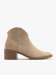 Piaskowe botki typu kowbojki. Brązowe botki damskie Ryłko, bez wzorów, ze skóry, z okrągłym noskiem, bez obcasa, na obcasie, bez zapięcia. Za 399.99 zł.