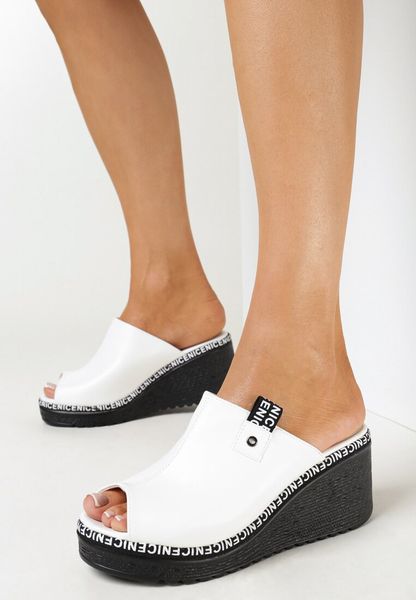 Białe Klapki na Koturnie z Szerokim Paskiem Eshala. Białe klapki damskie Born2be, bez wzorów, bez obcasa, na koturnie, bez zapięcia. Za 89.99 zł.