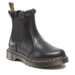 Sztyblety Dr. Martens. Czarne botki damskie Dr. Martens, bez wzorów, bez obcasa, na płaskiej podeszwie, bez zapięcia. Za 989.99 zł.