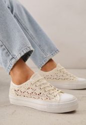 Jasnobeżowe Trampki Przed Kostkę z Ażurową Cholewką Shiliarre. Brązowe trampki i tenisówki damskie Renee, w ażurowe wzory, przed kostkę, bez zapięcia. Za 89.99 zł.